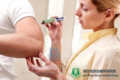 为什么皮肤黑的人更易招惹白癜风